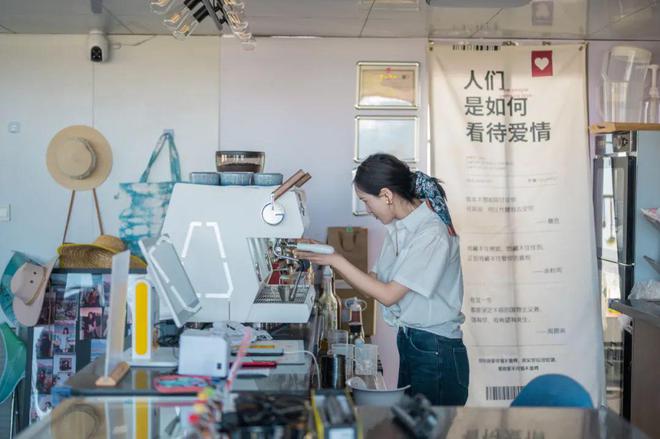 】重庆美女嫁到丽江后竟拿屋顶来赚钱！mg不朽情缘游戏网站登录【读本头条(图9)